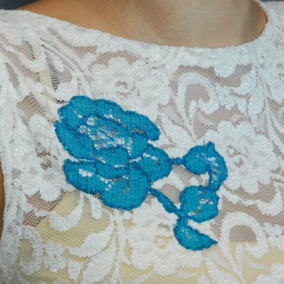 Stretch Lace Top With Floral Applique - Picture 6 of 6
